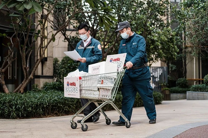 中海物业：服务+1，让生活更美好 日复一日的物业服务，业主们往往习以为常。而我们亦有发现，“用心服务每一天”的工作态度，为每日重复的标准动作 ...