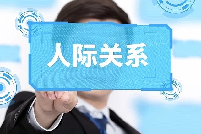 梅拉宾在1971年出版的《沉默的信息(Silent Messages)》一书中提出这个概念:一个人对他人的印象7%是通过... - 雪球