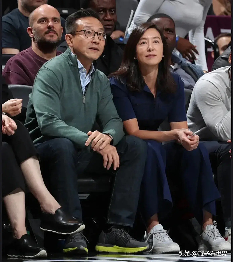 她的祖父是台南帮大佬吴三连,父亲是堪萨斯大学的经济系教授.