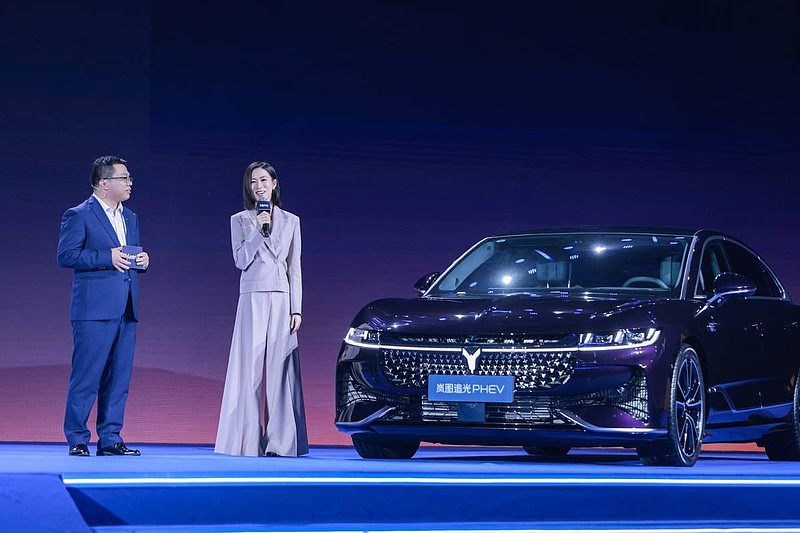 搭载百万级可预判魔毯底盘 岚图追光PHEV 25.28万元起正式上市-锋巢网