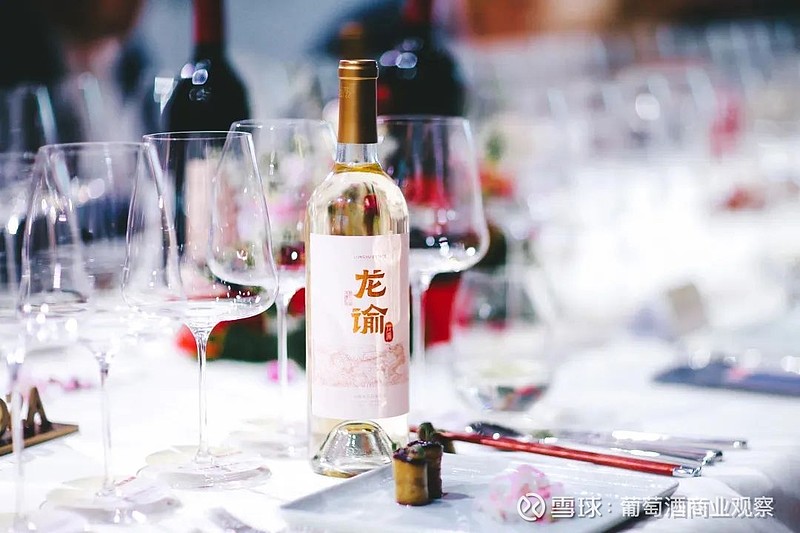 国产精品葡萄酒如何破局高端餐饮？ 高档餐厅此前一直是进口精品酒的战场。近年来，不少国产精品葡萄酒不仅进入了高档餐厅的酒单，而且整体推广也做得