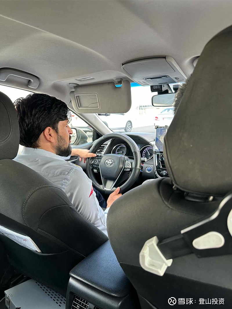 22岁的巴基斯坦帅小伙，每天在迪拜工作12小时，没有休息日，每个月工作30天，一个月8000人民币。。。每个月还要邮寄6...