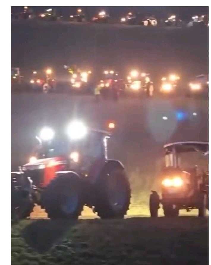 美国农民开着拖拉机，排队驻扎在