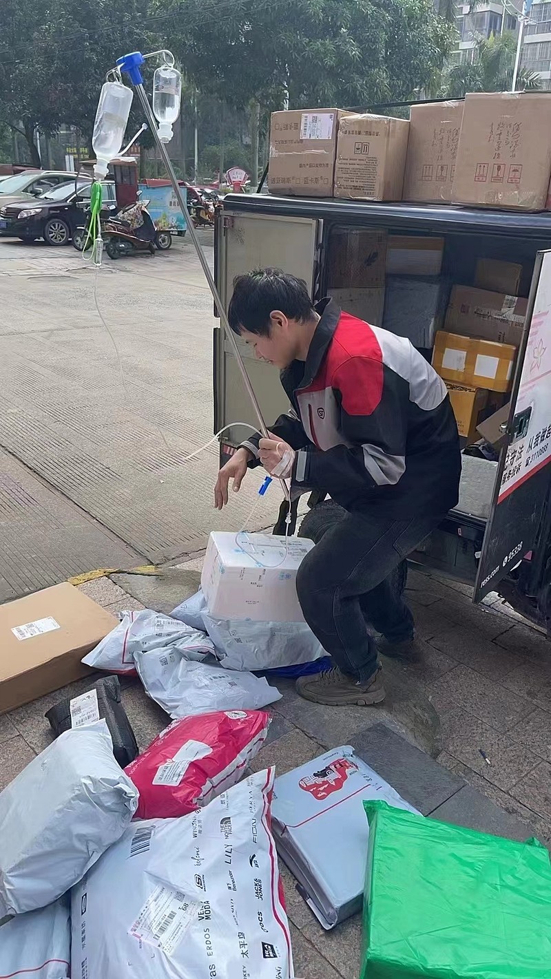 顺丰快递 小哥一边打点滴一边坚持送货,真是太拼了,希望不是为了博