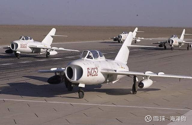 歼-5战斗机：捍卫领空的传奇战绩与英雄瞬间 1950年代初，在那个东北大地振兴工业的日子里，中苏合作的篇章翻开了新的一页。1951年4月18日 ...