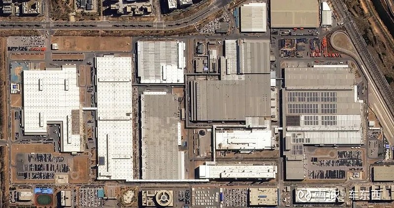 震撼小米汽车工厂卫星图停车场全是su7三年前还是光地