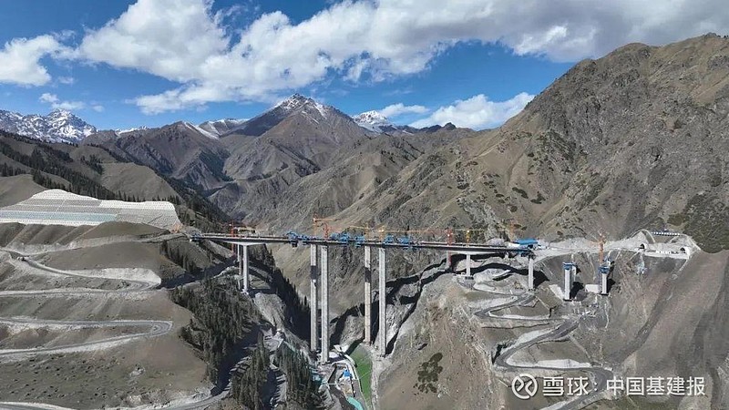 在新疆天山腹地,皑皑白雪覆盖着崇山峻岭,由一公局集团承建的乌尉高速