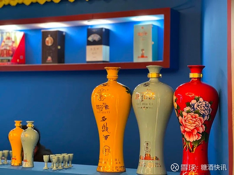 此外,国花瓷西凤酒还利用"梅瓶"瓶型的巧妙设计,凸显文化价值主张.