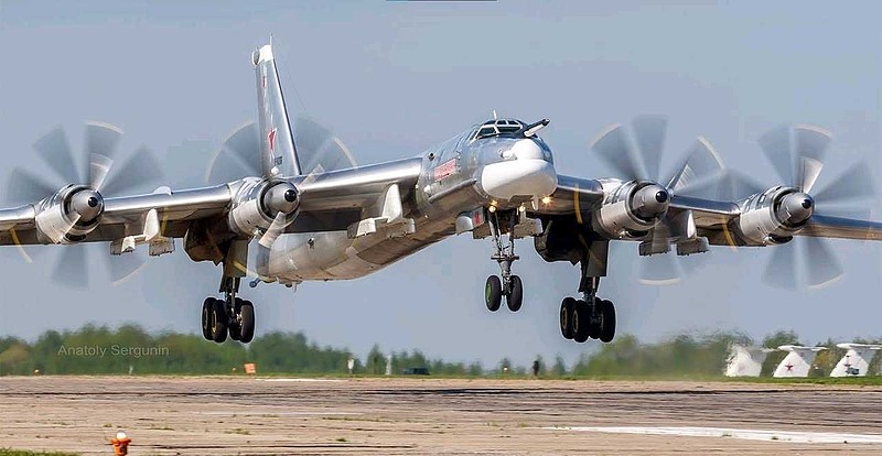 14架Tu-95战略轰炸机现已