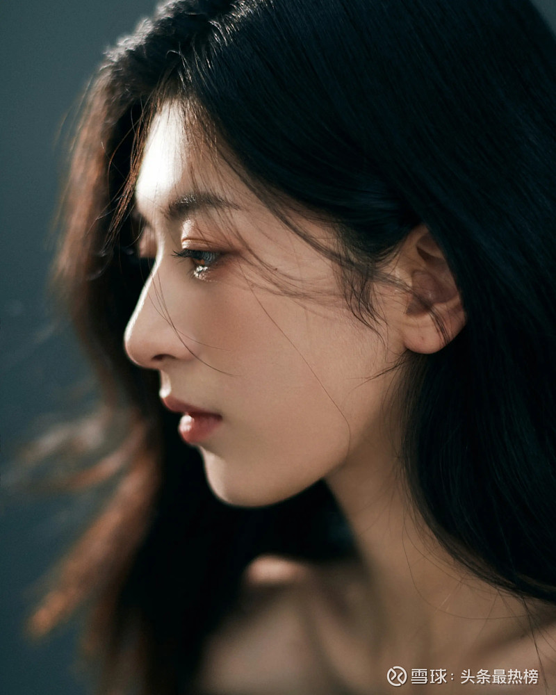 00后小花苏棋发布新写真妆容素净尽显高级