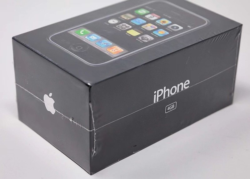 在lcg拍卖会上出现了一台未拆封的初代4gb版本的iphone,最终以13万