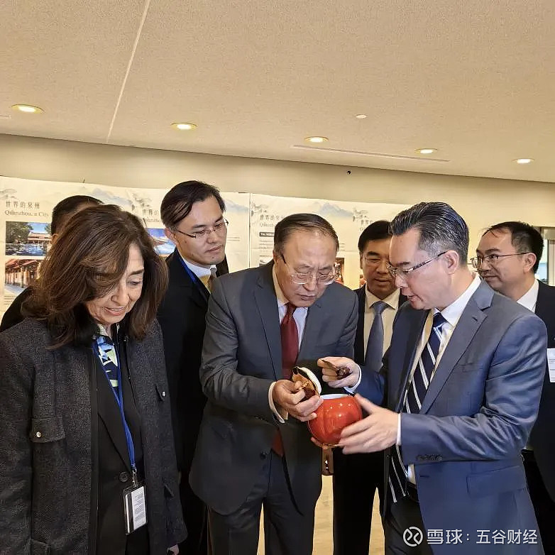八马茶业董事长王文礼(右二)介绍八马东湖之光·赛珍珠铁观音△2023年