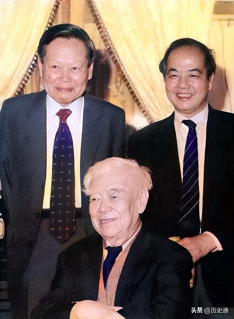 1997年5月大物理学家杨振宁与李政道恭恭敬敬地侍立在一位老人身后