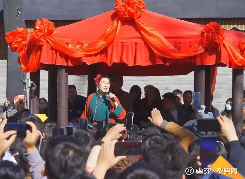 年轻人有了自己的《非诚勿扰》,王婆的爱情大舞台下面,聚满了披星戴月