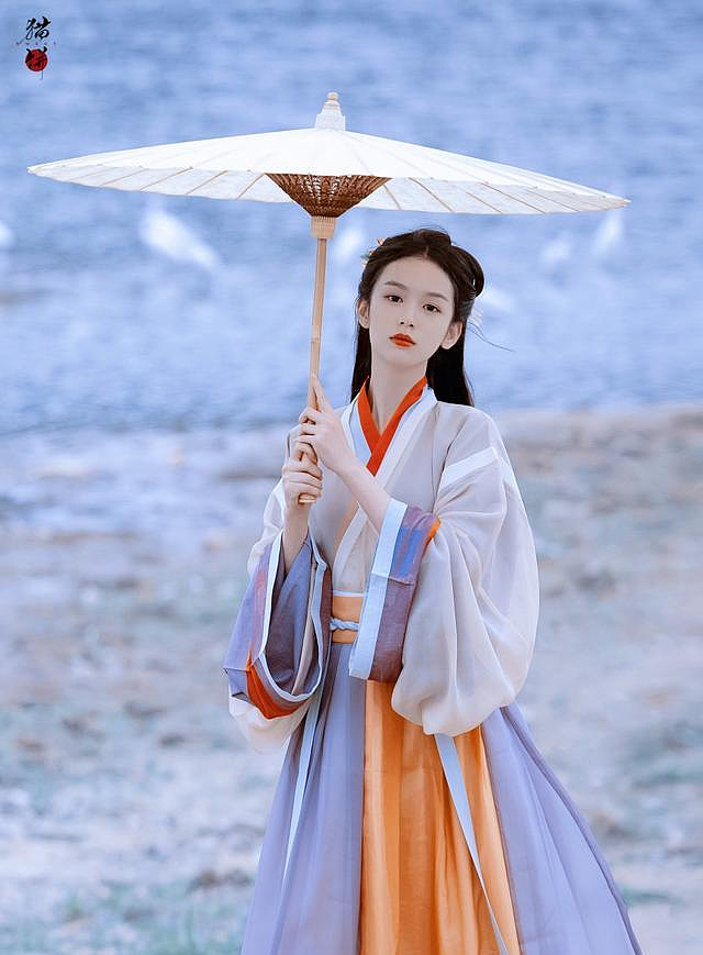 左衽和右衽：古人认为左为阳，右为阴（面南时，左为东-太阳升位，右为西-太阳落位）；右衽（前襟向右）是左阳盖住右阴，为生；... - 雪球