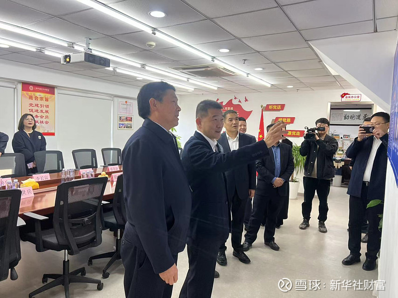 在成立大会上陈道彬代表开州区委,区人大常委会,区政府,区政协和170万