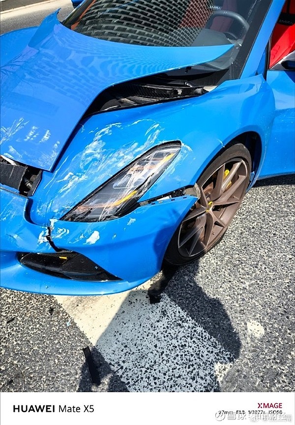 汽车博主追尾了数码博主,现场照片曝光