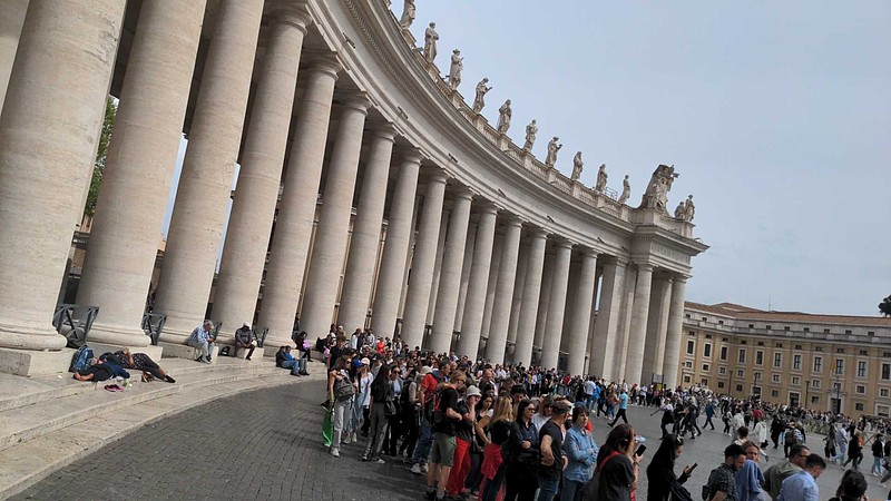 梵蒂冈彼得大教堂大排长龙，吸引
