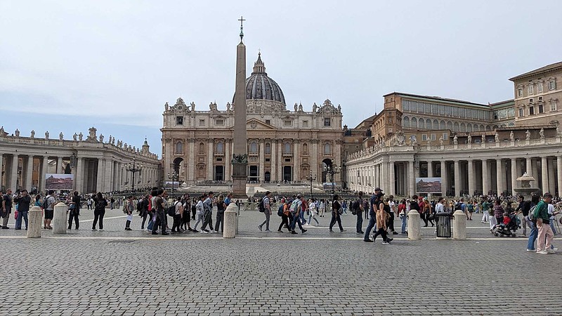 梵蒂冈彼得大教堂大排长龙，吸引