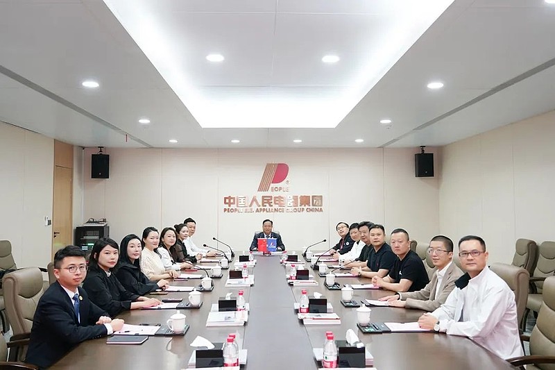 长江商学院42期学员到人民控股参观交流