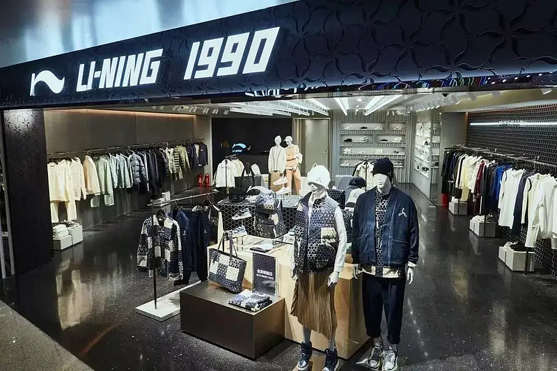 严重缩水,营收规模被 安踏 甩开超过两倍,私有化传闻,市值蒸发2000亿