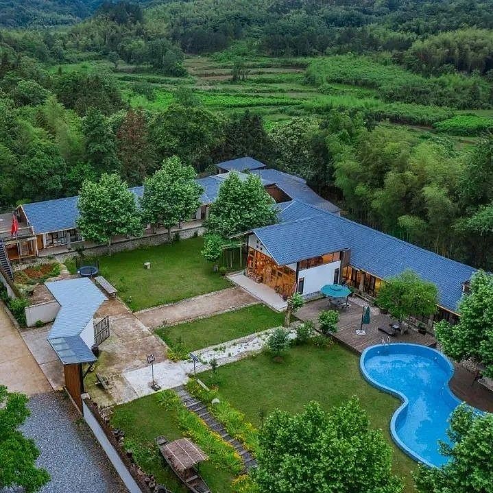 泾县共有6家民宿被评为"皖美金牌民宿",分别是大马头民宿,桃花山庄