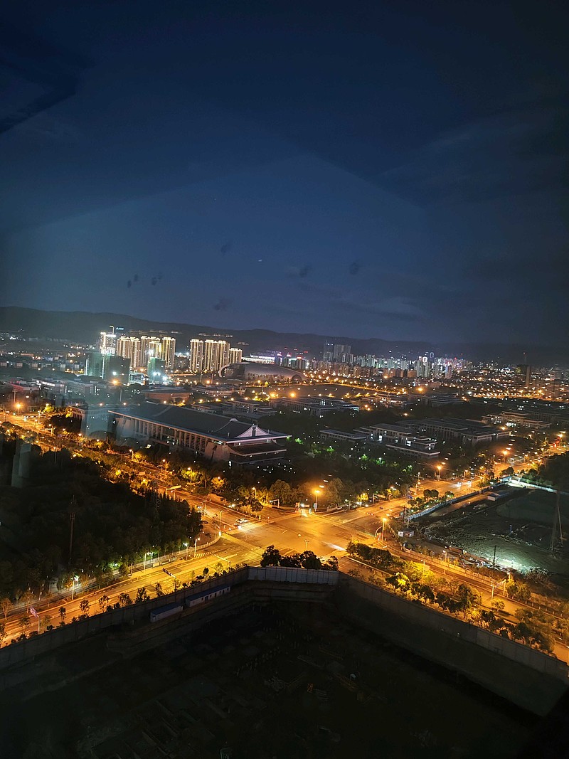 图:旅居房窗外夜景.这种公司你如果还卖,你估计买别的股票会掉坑里