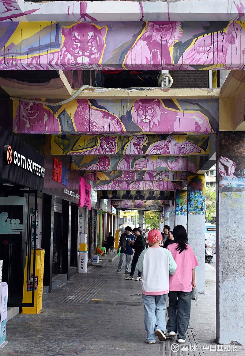 重庆九龙坡区黄桷坪涂鸦艺术街让人流连忘返