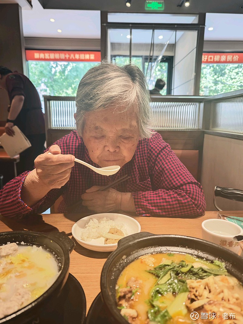 陪90岁老妈下馆子，能吃是福。