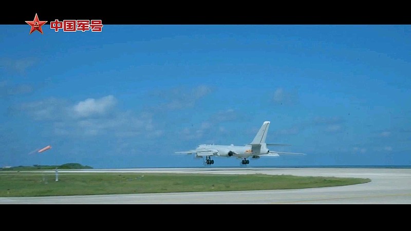 官方公布轰-6K在永暑岛起降画