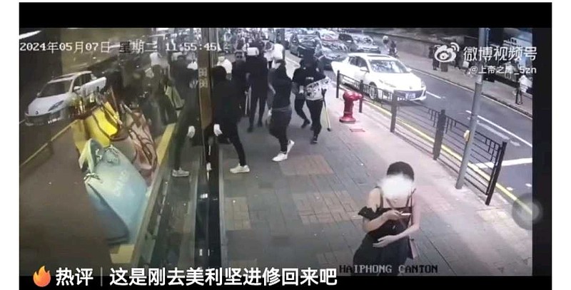 5月7日，香港，一群黑衣人从一