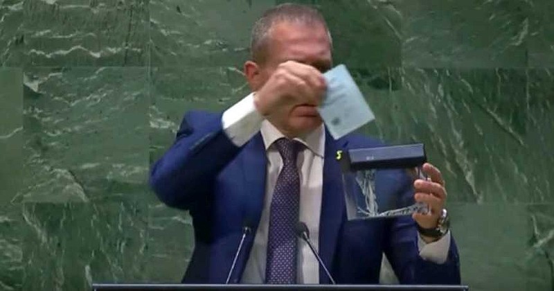 以色列代表拿出了一个微型碎纸机