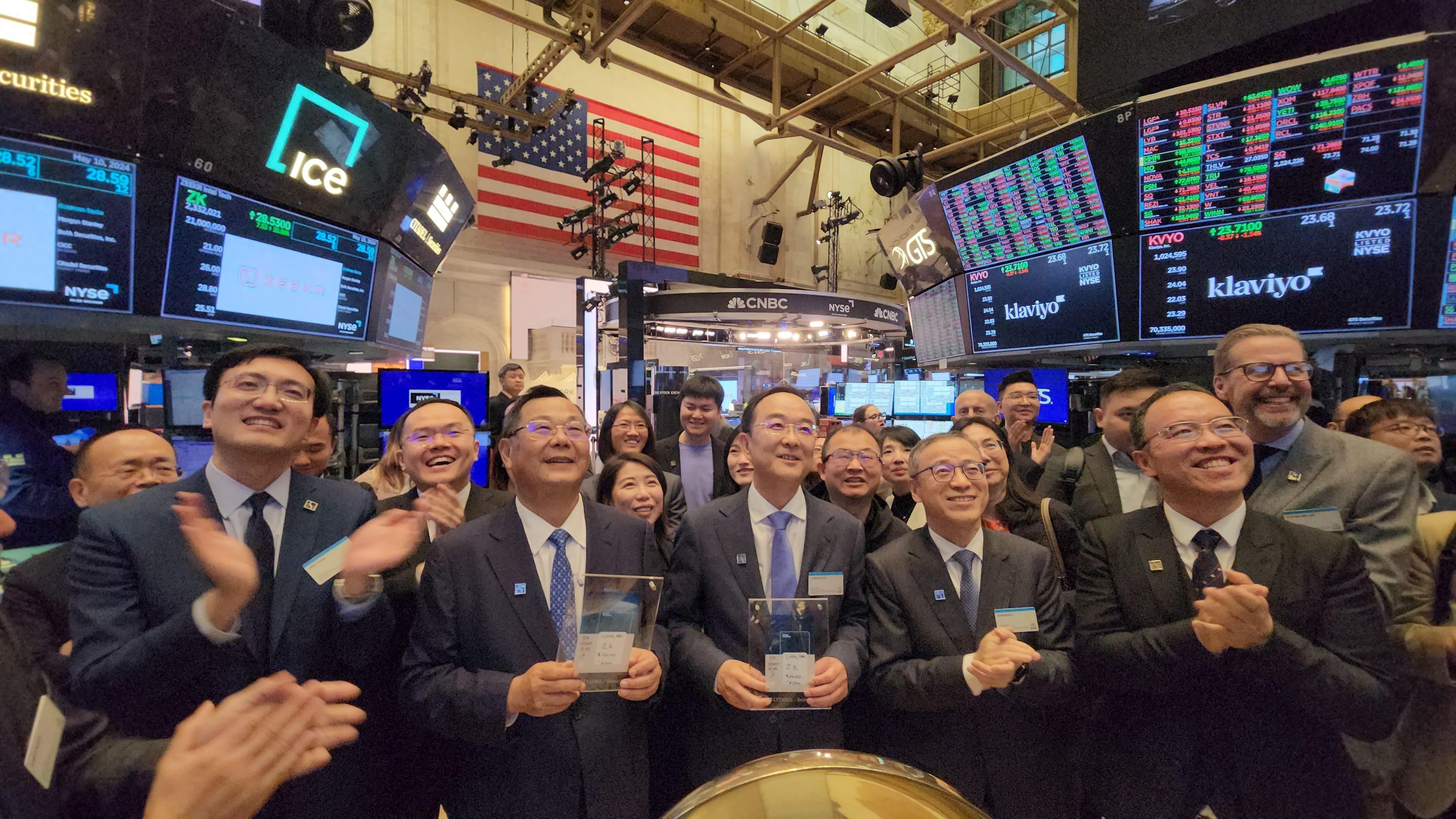 吉利控股CEO李东辉：极氪IPO是集团整体战略规划一个缩影雷递网乐天5月11日浙江吉利控股集团CEO李东辉日前在极氪上市晚宴上表示，极氪IPO是吉利控股 整体战略规划的一个...