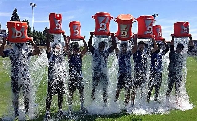 问:如何解决通缩问题?地球人:稳就业,提高收入预期,发消费券,造基建.