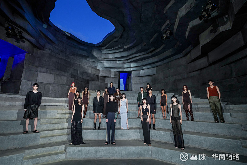 UR时尚大秀,逐渐让世界看到中国 穿越周期的品牌生命力。 文 | 华商韬略 王寒 这场别开生面的时尚大秀,是UR站在中国品牌的阵地上,面向世界 ...