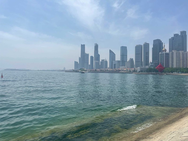 每年很多游客来青岛看海,以至于青岛这地方消费偏高,而工资却不高.