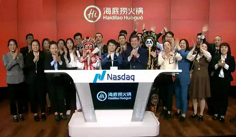 特海国际纳斯达克上市:市值12.6亿美元 海底捞张勇夫妇再敲钟