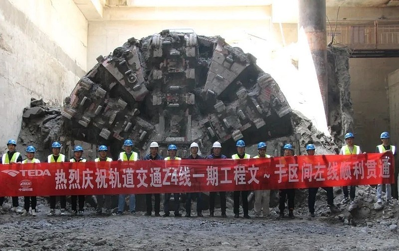 天津轨道交通z4线首条盾构隧道顺利贯通 5月17日,随着"滨海泰达335号"
