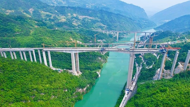 渝湘复线高速公路黄草乌江特大桥全桥合龙 长桥卧波,未云何龙?
