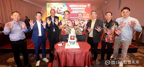 黄国隆(左4起),黎华安与众贵宾在切蛋糕仪式后一同摆出"10"的手势