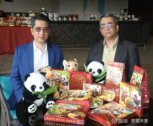 图:大马澳门商会会长赵文豪(左)与迈沃控股有限公司集团董事长兼总