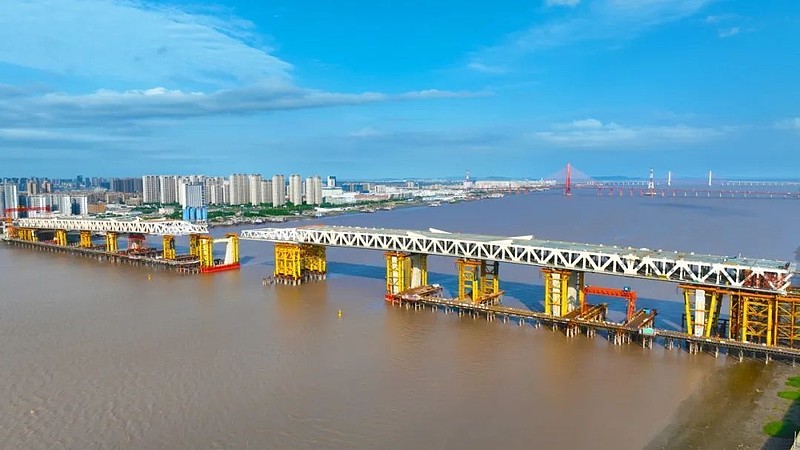 飞云江上精准顶推万吨钢梁