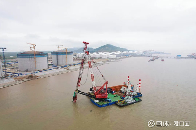 近日,在上海洋山港海事局的远程护航下,随着第一批打桩船"航工桩801"