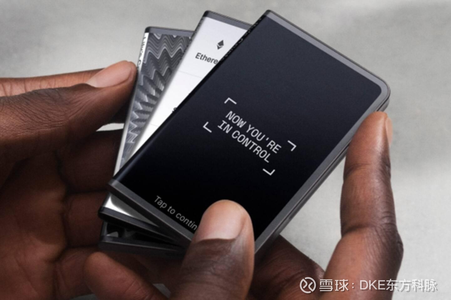 Ledger×DKE】曲面电子纸触控显示屏的硬件钱包Ledger Stax正式发布！ 5月28日，法国硬件加密钱包领先制造商Ledger正式发布了全球第一款以有机薄膜电晶体（Organic  Thin Fil...