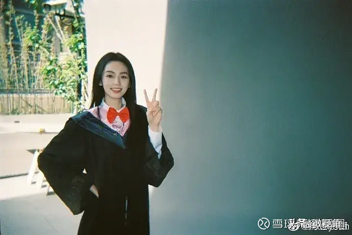 无论是所饰演角色岳千灵的胶片感毕业照,还是当年毕业时的6块钱证件照