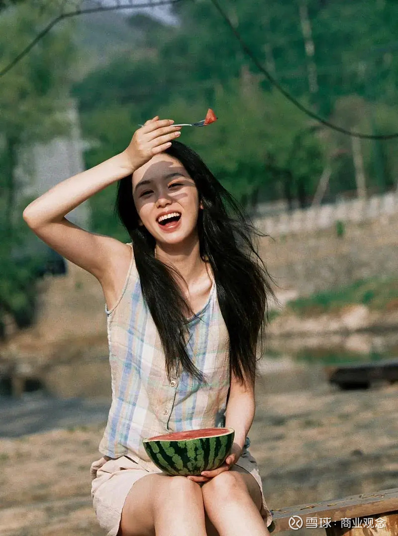 和《云边》定档海报一起发布的,还有周也晒出的充满自然气息的生命力