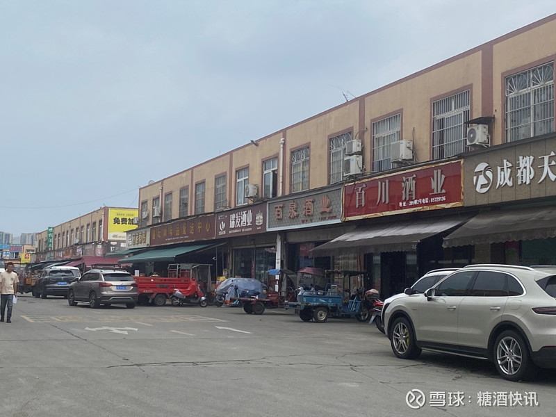 不多时便可到达中国西南地区最大的酒水批发市场——成都华丰食品城