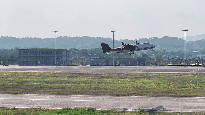 4月29日上午,自贡市在自贡凤鸣通航机场将其赠送给永川区的首航礼物交