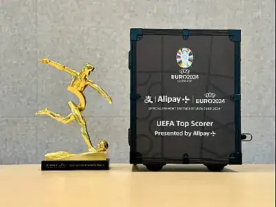 其实,这已经不是蚂蚁集团首次为欧洲杯设计得分王奖杯.
