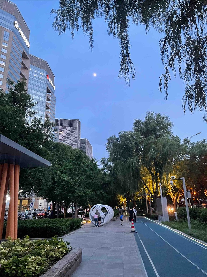北京的晚上皓月当空，虽然闷热但